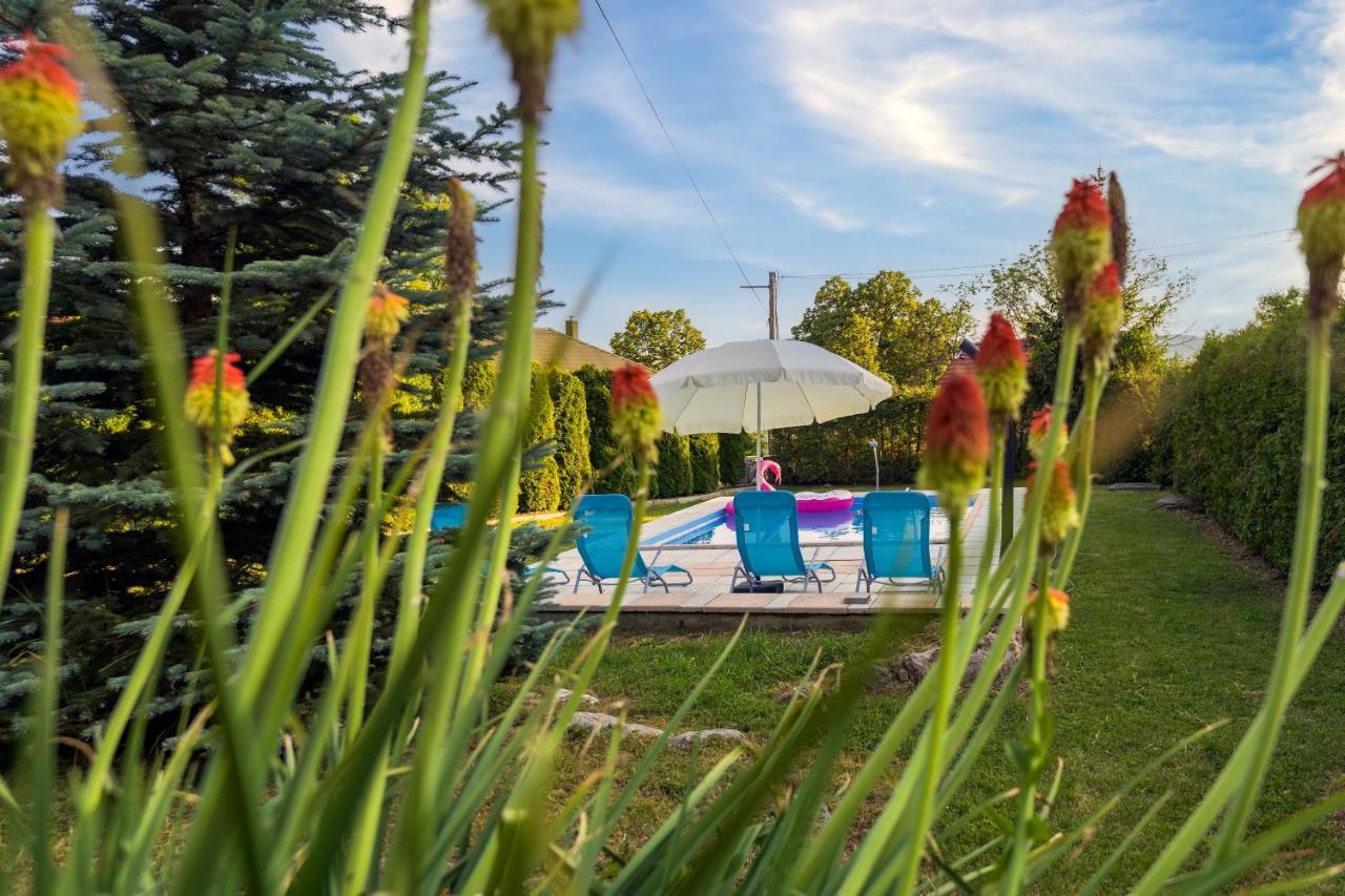 Villa Tratea - With A Heated Pool Tomici Bagian luar foto