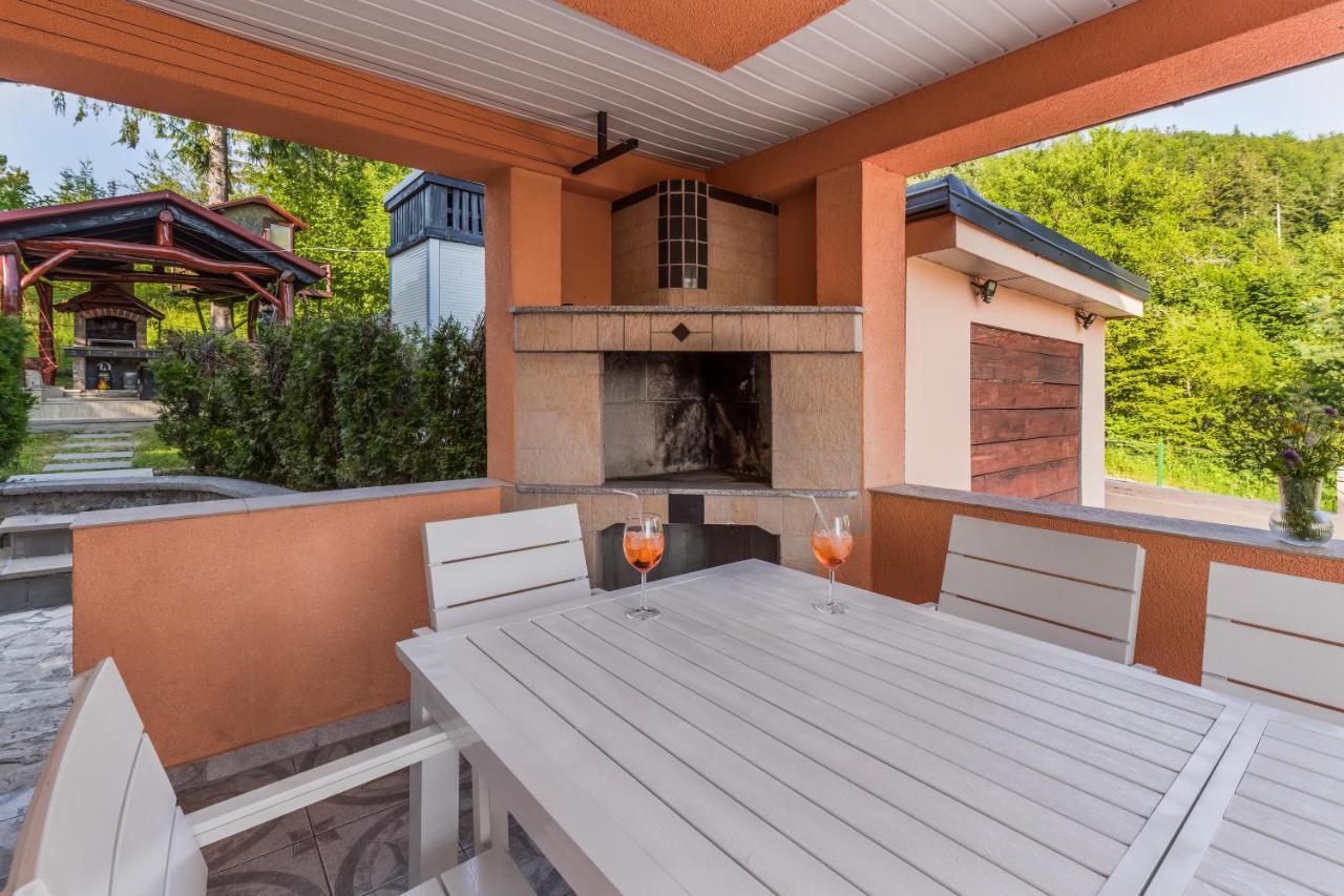 Villa Tratea - With A Heated Pool Tomici Bagian luar foto