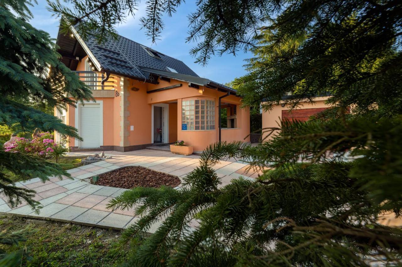 Villa Tratea - With A Heated Pool Tomici Bagian luar foto